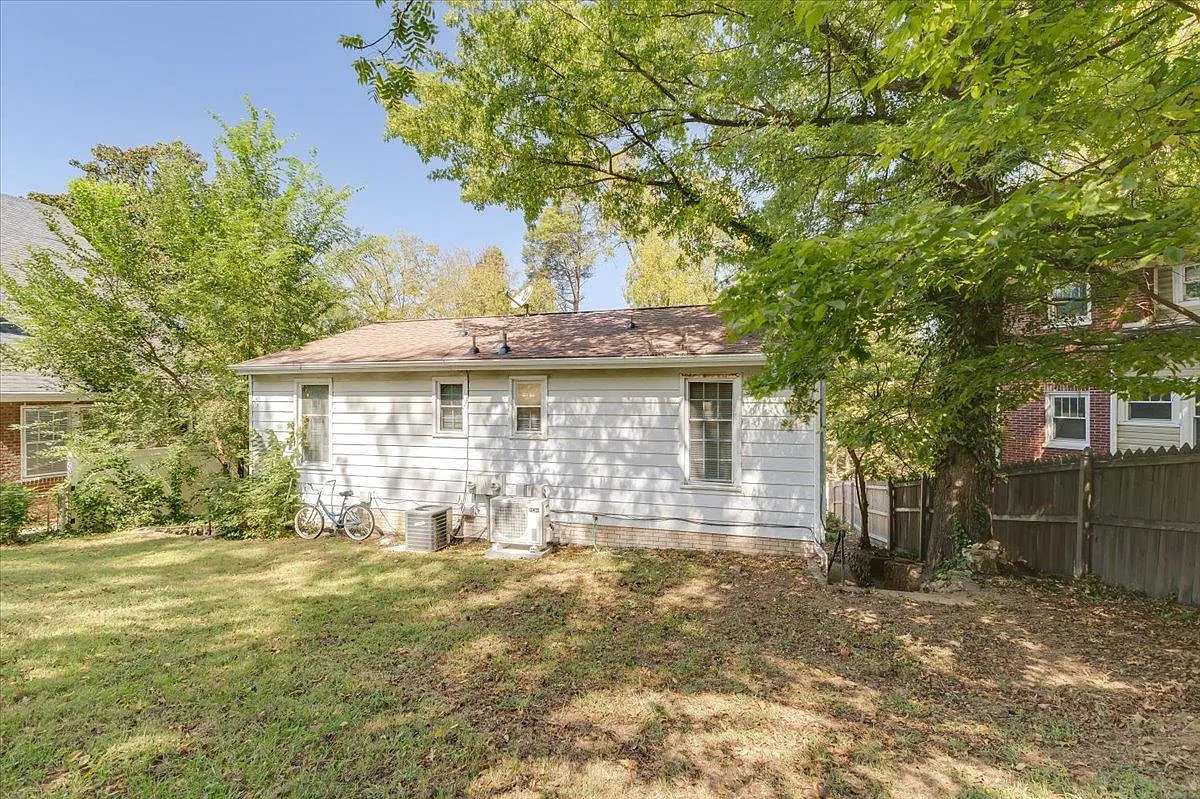 1236 Laurel St SE - 1236 Laurel St — Photo 3