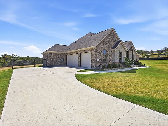 2nd image of 300 Spanish Oak Ct
