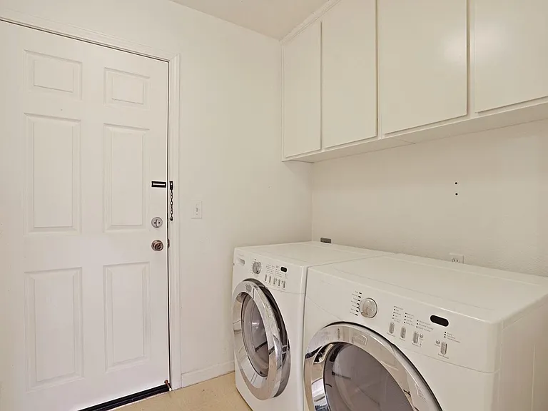2390 Gibralter Ln — Photo 13