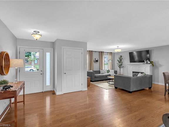 4th image of 5 Walpole Dr