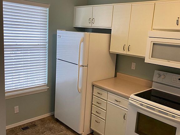 Stanard kitchen appliances and dishwasher.