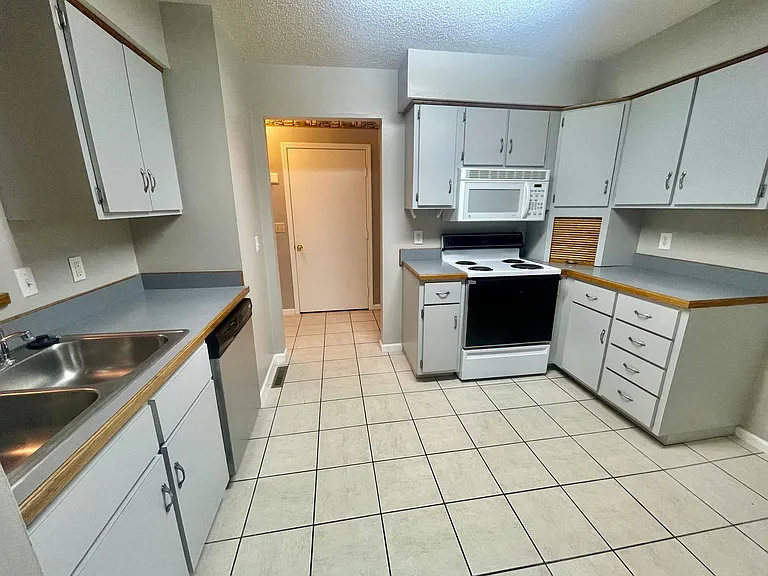 616 E Barbara Ct — Photo 10