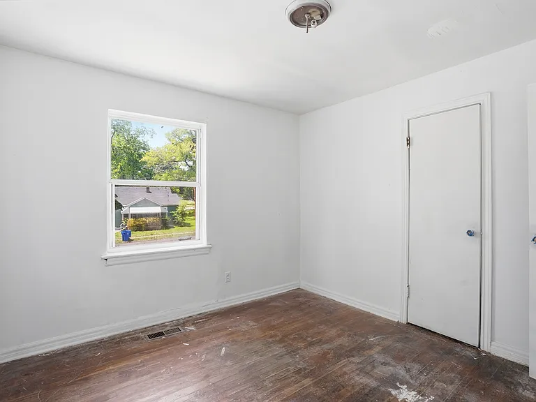 7827 Rugby Ave — Photo 16