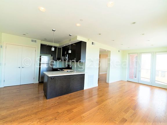 5th image of 27-04 Hoyt Ave S #4E
