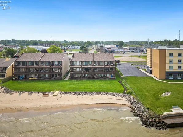 32 Grande Lake Dr APT C, Port Clinton, OH 43452