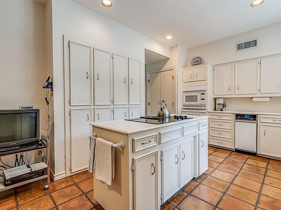 5th image of 3520 Lenox Dr