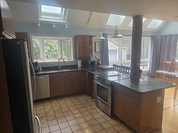 4th image of 55 Bullivant Farm Rd