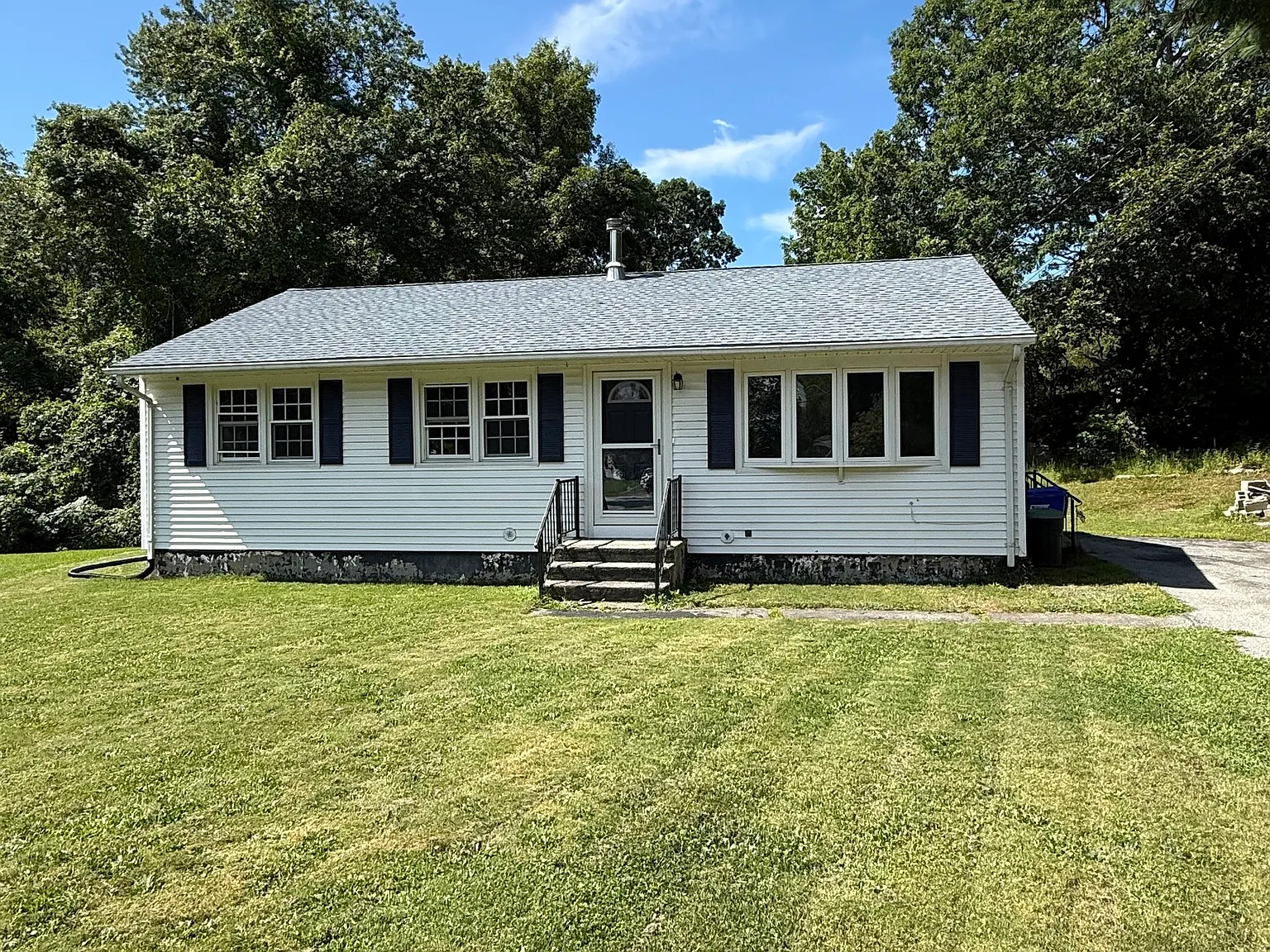 3 bed, 1.0 bath, 1040 sqft, $2,200 — Photo 1