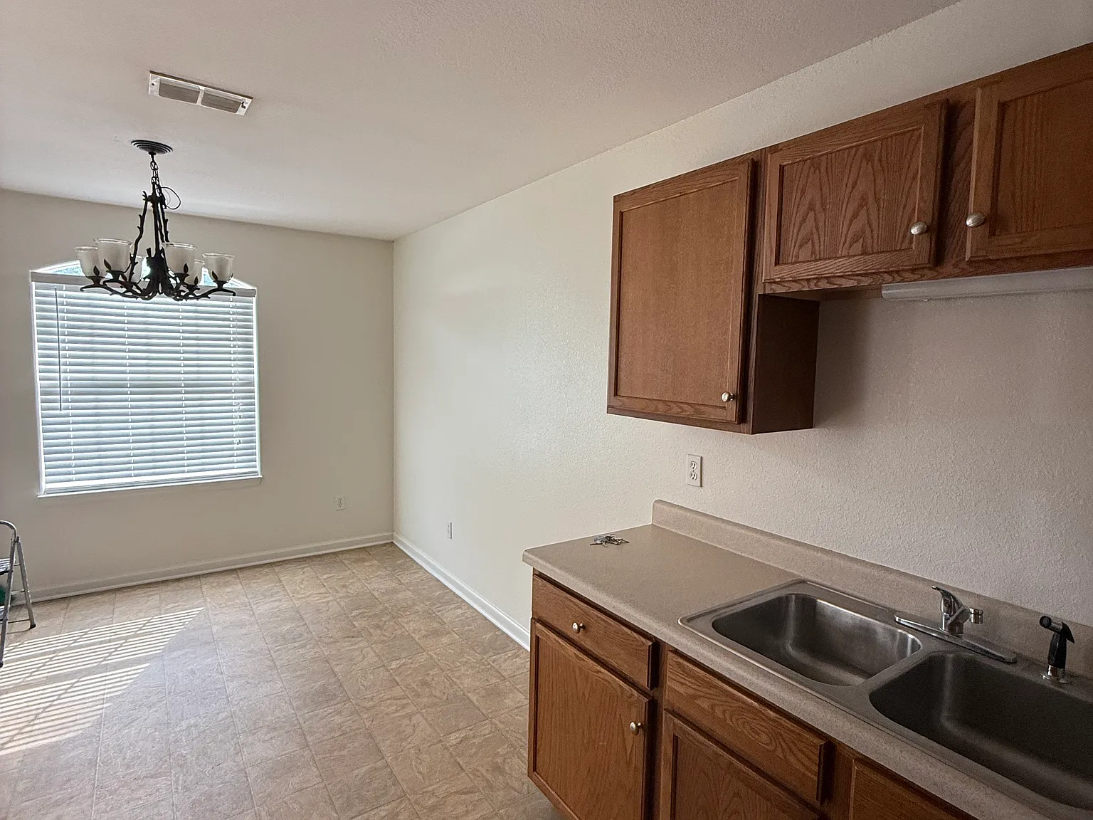 3 bed, 1065 sqft, $1,400 — Photo 3