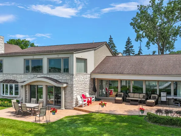 1530 Rivona Dr, Waterford, MI 48328