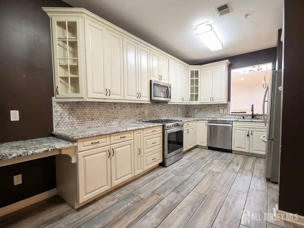 3 bed, 2.5 bath, 1933 sqft, $3,550 — Photo 2