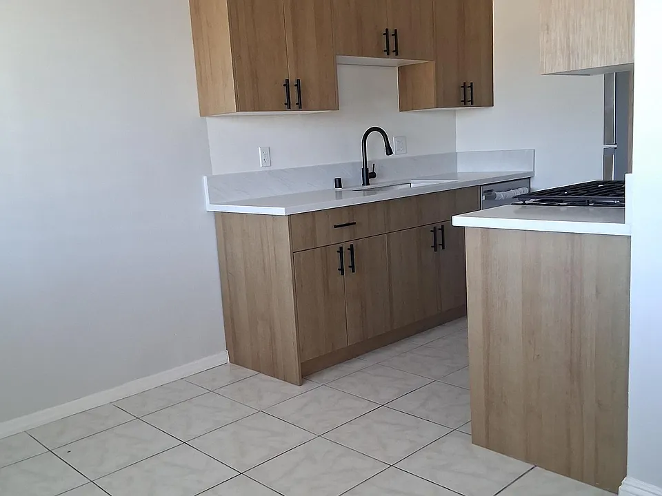 9222 S Budlong Ave #5