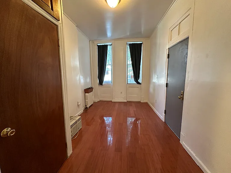 223 Van Brunt St #1R — Photo 8