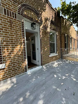 Rented by Venezia Realty Group LLC | media 10