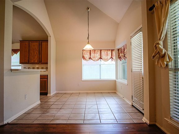 3rd image of 534 Ivy Cross Ln