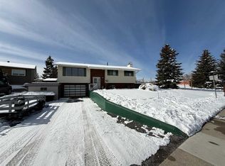 202 E Maligne Dr, Hinton, AB T7V 1J5