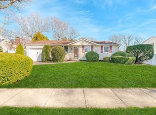 32 Seaman Neck Rd, Dix Hills, NY