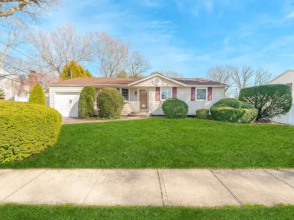32 Seaman Neck Rd, Dix Hills, NY 11746