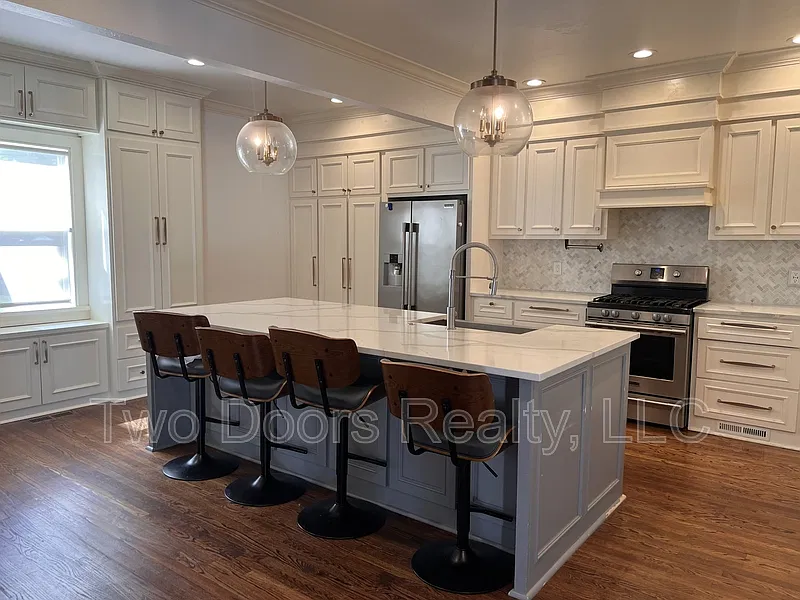 4 bed, 2.5 bath, 2468 sqft, $4,500 — Photo 2