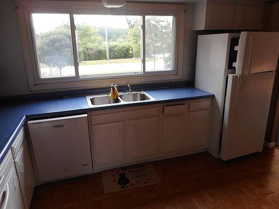 3rd image of 305 Birchwood Ln