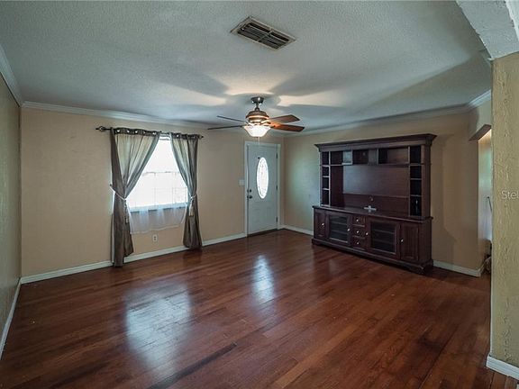 4th image of 285 Pine St