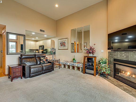 4th image of 300 W 8th St Unit 418