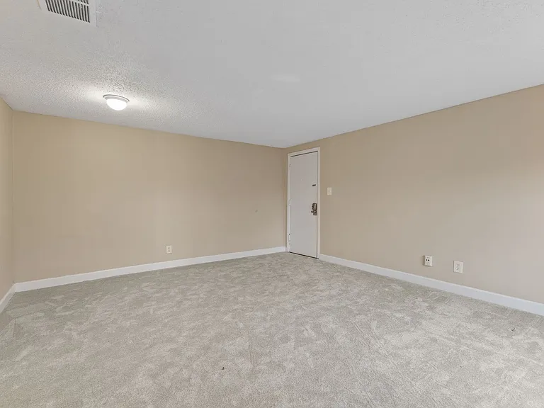 Balsam Avenue Apartments - The Courts — Photo 54