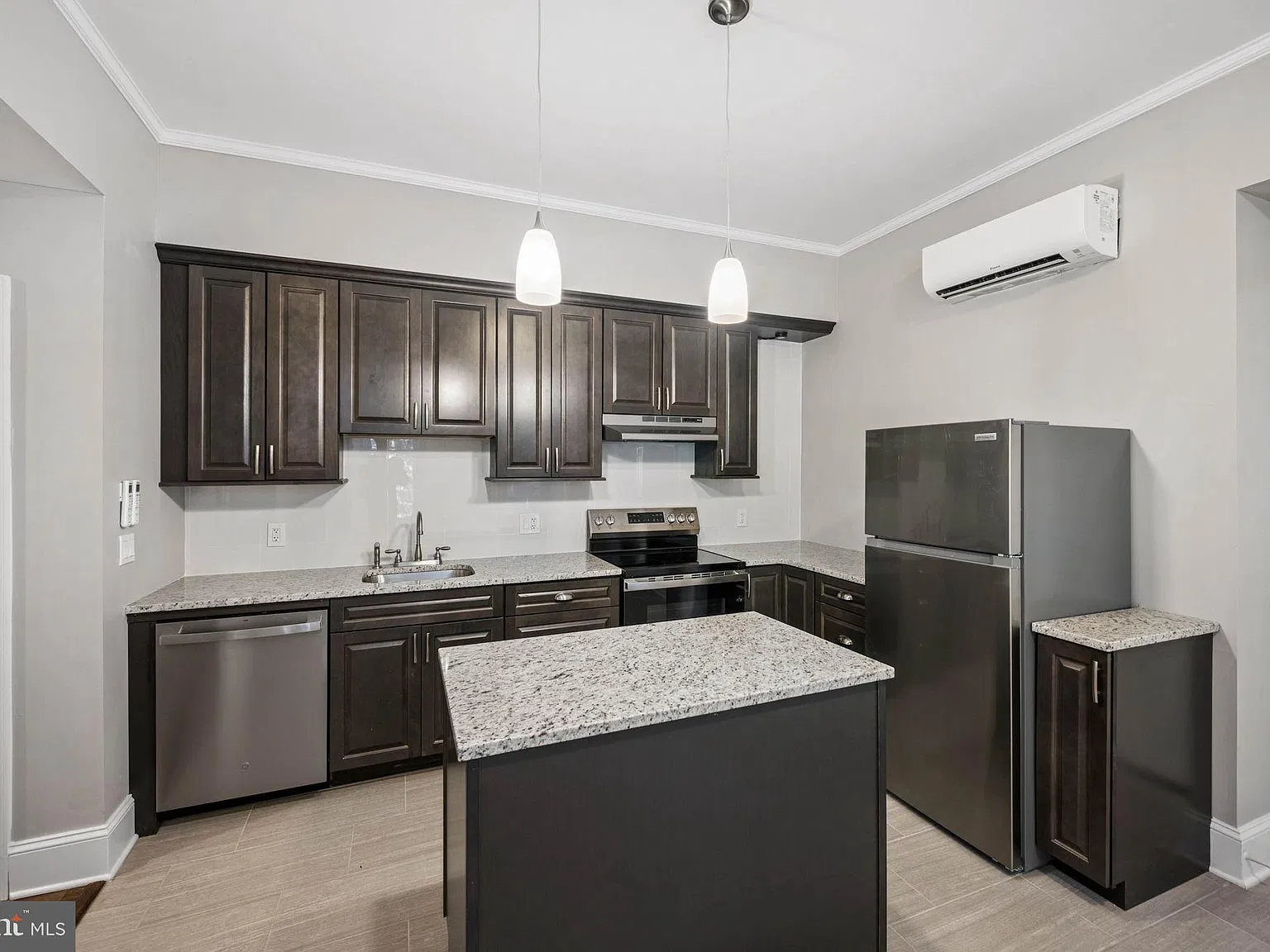 2 bed, 1.0 bath, 850 sqft, $1,800 — Photo 1