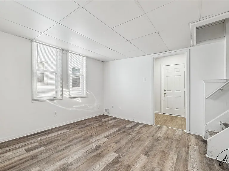 2615 Emmons Ave — Photo 4