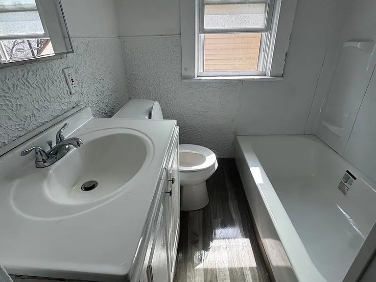 880 Stevenson Rd Cleveland, Oh. 44110 — Photo 3