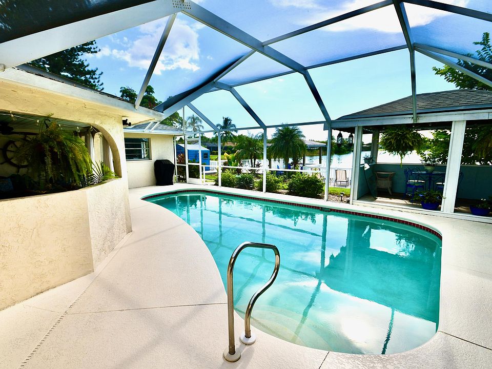 Refreshing pool, totally private!
(bathing suits... NOT!) LOL!
Dining cabana overlooking lake...