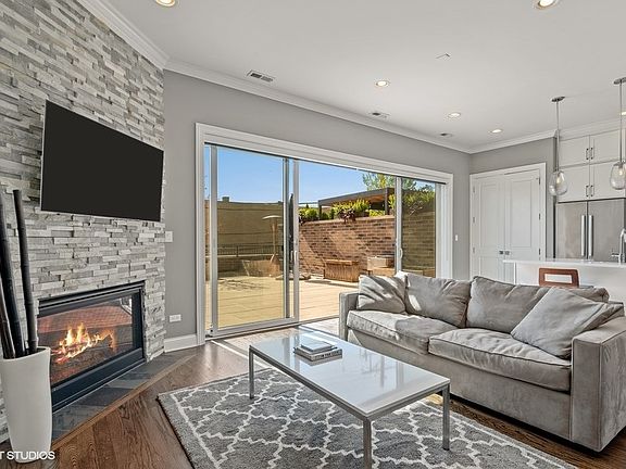 3rd image of 4800 N Clark St Unit 204
