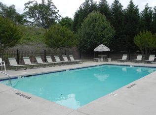 3662 Crest Hill Dr, Flowery Branch, GA 30542