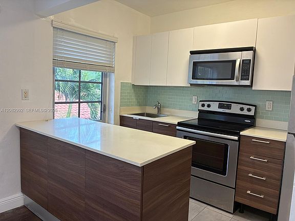 5th image of 689 NE 92nd St