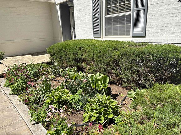 3rd image of 400 Hyde Park Dr