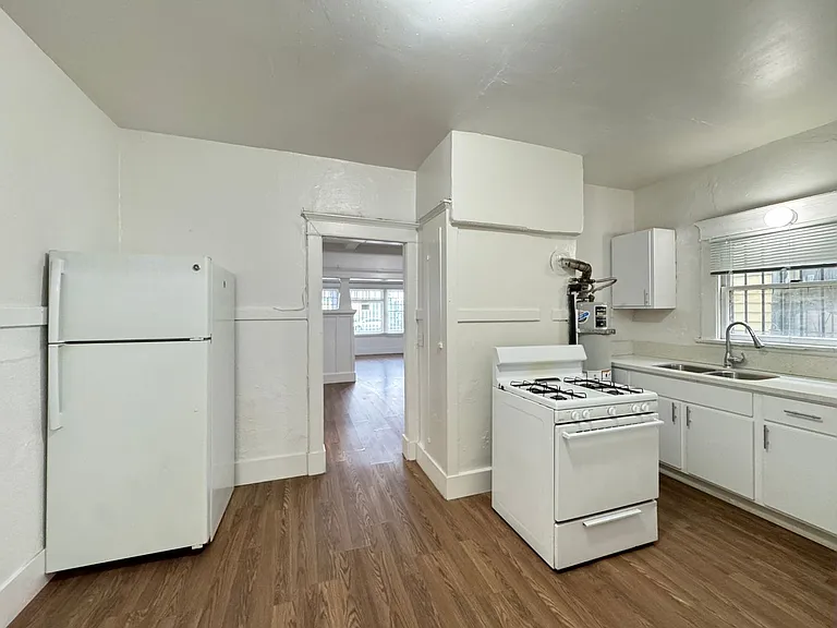 Vernon Ave - 458 — Photo 10