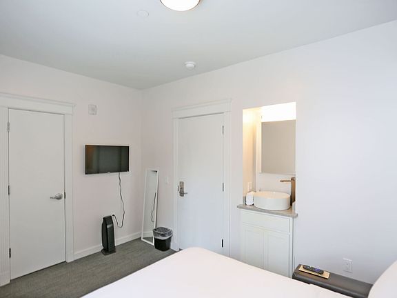 2nd image of 1507 California St #306
