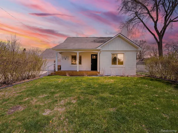 5820 Rockcroft Blvd, Clarkston, MI 48346