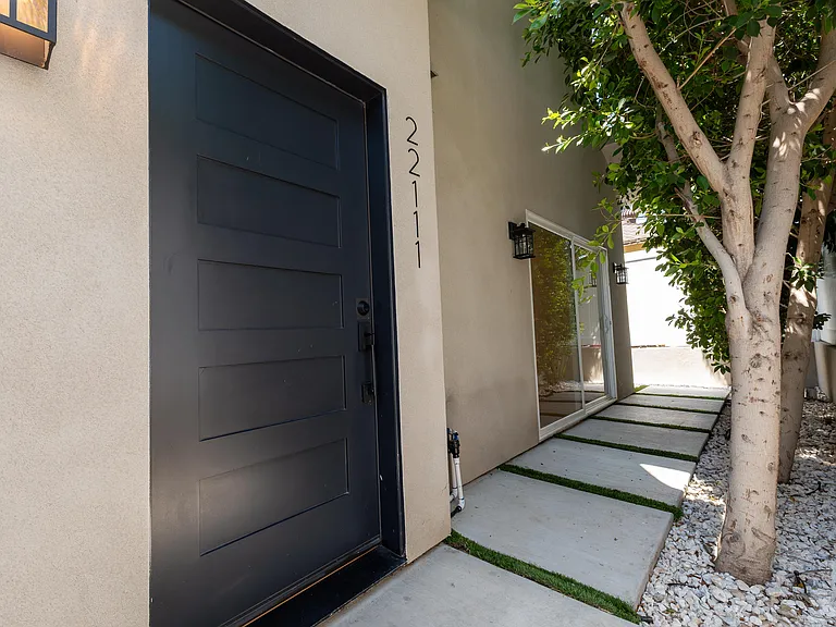 22111 Victory Blvd — Photo 19