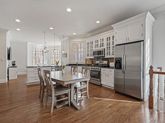 3rd image of 533 W Belmont Ave #1
