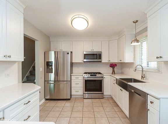 3rd image of 1045 Devonshire Ct