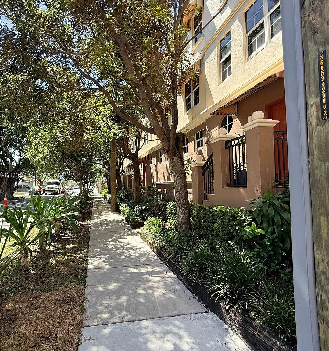 2 bed, 2.5 bath, 1595 sqft, $4,500 — Photo 2