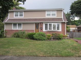 42 Park E, New Hyde Park, NY 11040