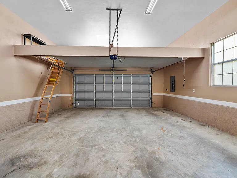 10538 Palmetto Blvd — Photo 32