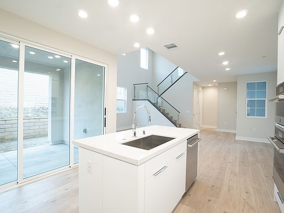 3rd image of 729 Olivier Dr