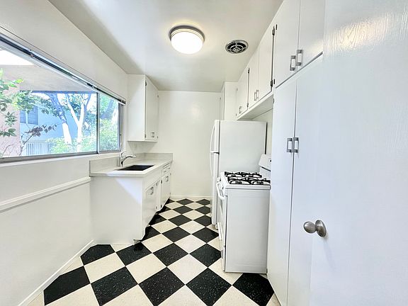 5th image of 1311 N Fairfax Ave APT 4