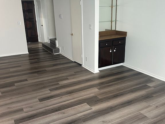 2nd image of 11473 Moorpark St Unit 3