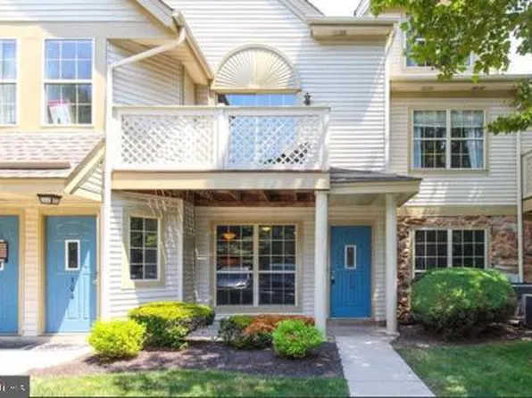 303 Foxcroft Cir #303, Royersford, PA 19468