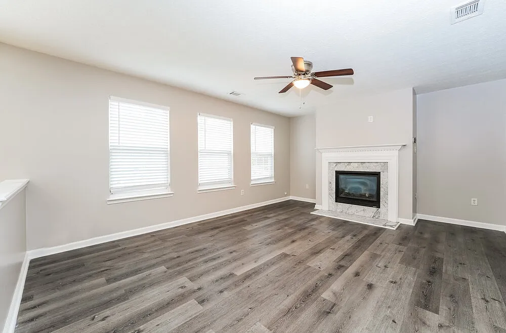 4 bed, 2.5 bath, 2404 sqft, $2,820 — Photo 4