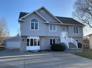 2002 Carmel Dr, Norfolk, NE 68701